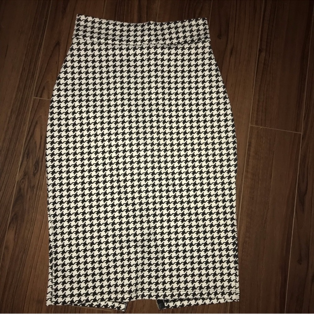 Classic Black and White Houndstooth Skirt